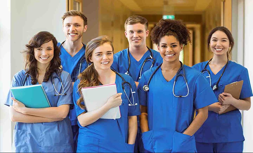 Médicos de jaleco azul no internato