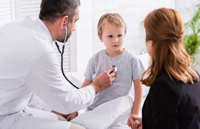 Pediatra examinando paciente criança