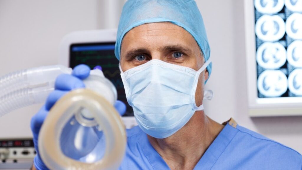 Anesteologista segurando máscara para cirurgia