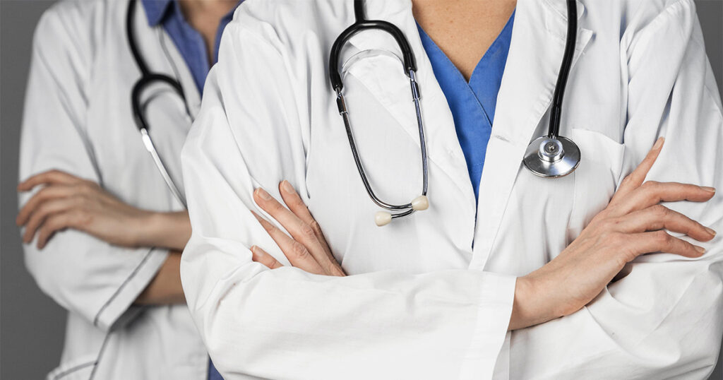 Foto de médicos de braços cruzados