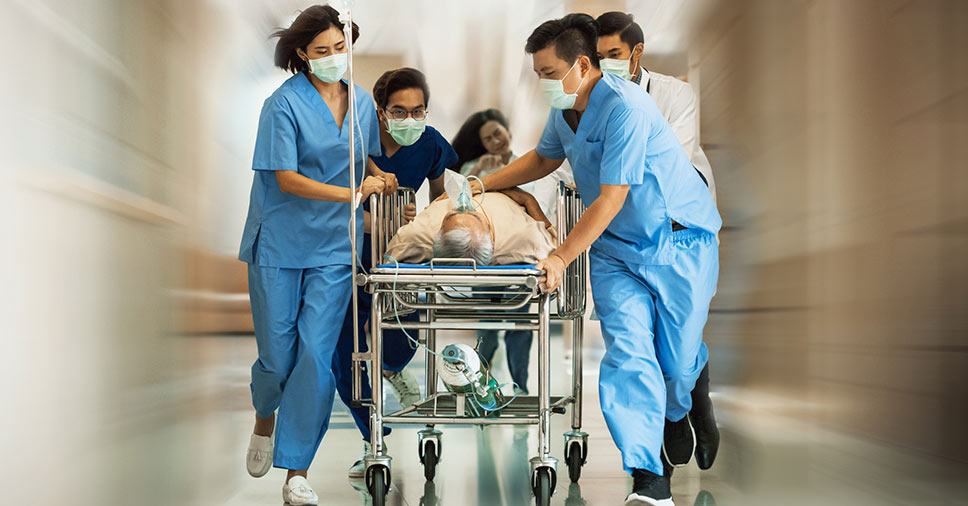 Medicos correndo com paciente em uma maca